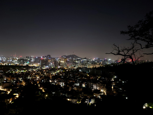 서울 인왕산에서 바라본 서울 도심 / 사진=[황보병조]
