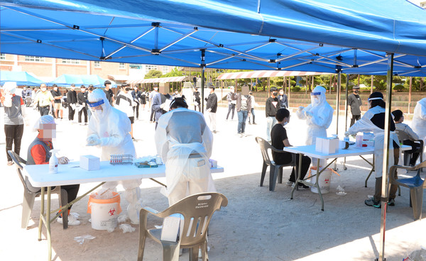 울산 남구 한 중학교 학생이 코로나19 확진판정을 받은 6일 오전 해당 중학교 임시 선별검사소에서 학생들이 코로나19 검사를 받고 있다. 2021.05.06 / 사진=[뉴시스]