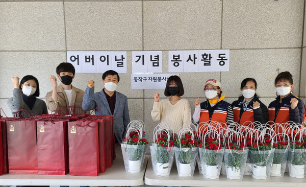 자원봉사 홍보대사로 활동하는 유튜버 쯔양이 자원봉사자들과 함께 기념 촬영을 하고 있다