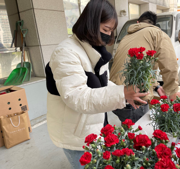 자원봉사 홍보대사로 활동하는 유튜버 쯔양이 독거어르신께 전달될 선물을 포장하고 있다