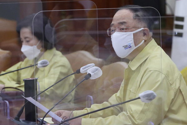 홍남기 국무총리 직무대행이 7일 오전 서울 종로구 정부서울청사에서 열린 코로나19 중앙재난안전대책본부(중대본) 회의에 참석해 발언하고 있다.2021.05.07 /사진=[공동취재사진]