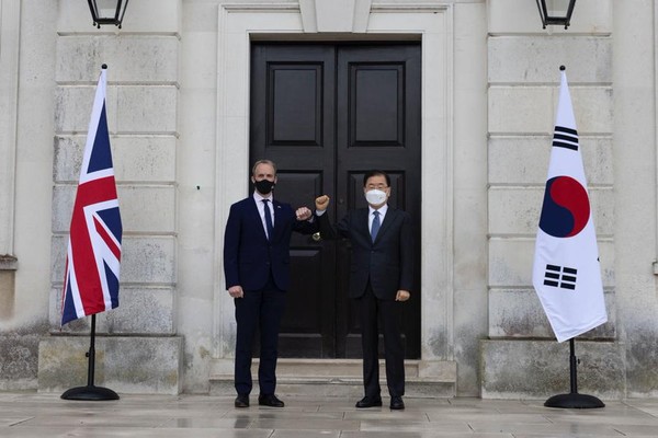 정의용 외교부장관과 도미닉 랍 영국 외교장관이 6일(현지시간) 켄트 쉐브닝하우스에서 회담했다. 2021.05.06 / 출처=[영국 외교장관 트위터]