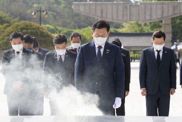 더불어민주당 송영길 대표가 7일 오전 광주 북구 운정동 국립5·18민주묘지 참배를 하고 있다. 2021.05.07 / 사진=[뉴시스]