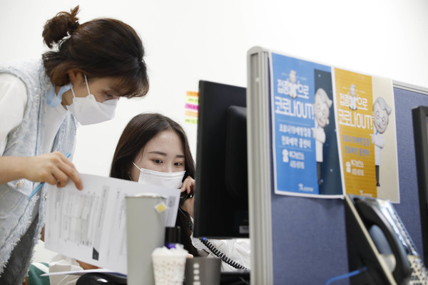 70~74세 아스트라제네카(AZ) 백신 접종 사전 예약 첫날인 6일 오전 광주 북구보건소 콜센터에서 공직자들이 전화 접수를 받고 있다. 사전 예약은 전화·온라인 접수 모두 가능하다.2021.05.06 / 사진=[광주 북구 제공]