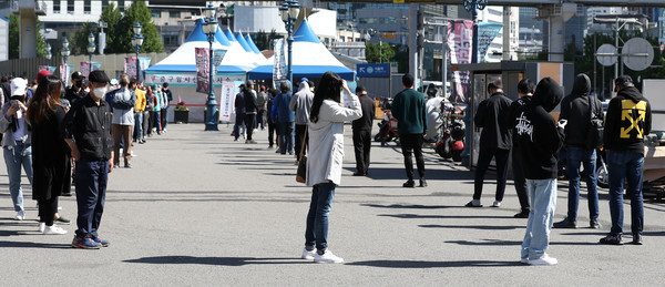 9일 오전 서울 중구 서울역광장에 마련된 임시선별검사소를 찾은 시민들이 코로나19 검사를 받기 위해 줄지어 서 있다. 2021.05.09 / 사진=[뉴시스]