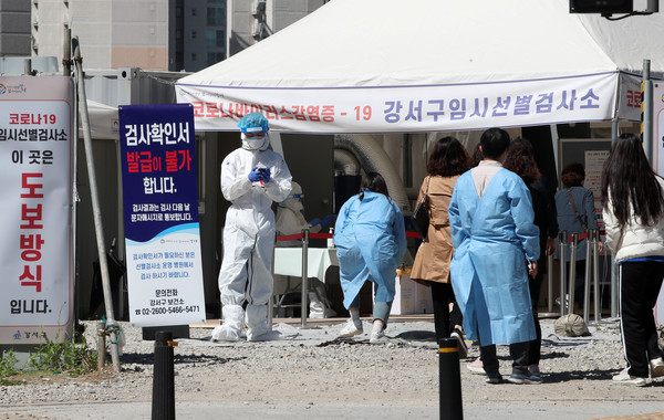 코로나19 신규확진자가 하루만에 다시 500명대를 기록한 9일 오전 서울 강서구 마곡8구역 공영주차장 임시선별검사소에 시민들이 검사를 받기 위해 줄을 서고 있다. 2021.05.09 / 사진=[뉴시스]