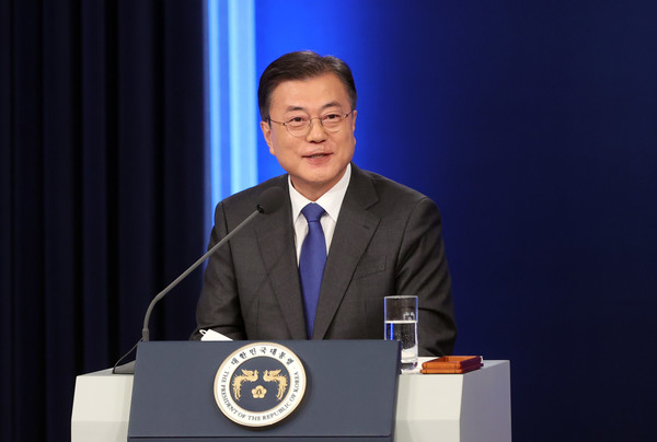 문재인 대통령이 10일 오전 청와대 춘추관 대브리핑룸에서 취임4주년 특별연설을 마친 후 취재진의 질문에 답변하고 있다. 2021.05.10 / 사진=[뉴시스]