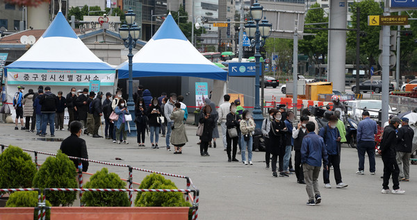코로나19 신규 확진자가 1주일만에 400명대를 기록한 10일 오전 서울 중구 서울역 광장 임시선별검사소에 시민들이 검사를 받기 위해 줄을 서고 있다. 2021.05.10 / 사진=[뉴시스]