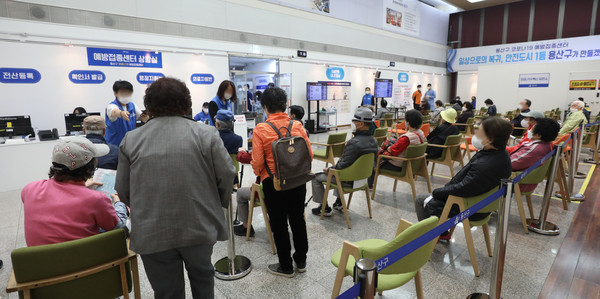 코로나19 백신 1차 접종자가 누적 367만4729명으로 전 국민의 7.2%, 2차 접종자는 누적 50만 6274명으로 전국민의 1.0%로 집계된 10일 오전 서울 한 코로나19 백신 예방접종센터에서 어르신들이 접종을 마친 뒤 이상반응을 모니터링하고 있다. 2021.05.10 / 사진=[뉴시스]