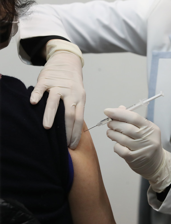 코로나19 백신 1차 접종자가 누적 367만4729명으로 전 국민의 7.2%, 2차 접종자는 누적 50만 6274명으로 전국민의 1.0%로 집계된 10일 오전 서울 한 코로나19 백신 예방접종센터에서 한 어르신이 백신을 맞고 있다. 2021.05.10 / 사진=[뉴시스]