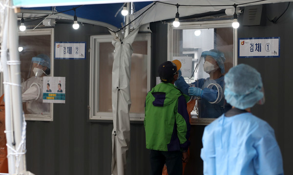 코로나19 신규 확진자가 1주일만에 400명대를 기록한 10일 오전 서울 중구 서울역 광장 임시선별검사소에 시민들이 검사를 받고 있다. 2021.05.10 / 사진=[뉴시스]
