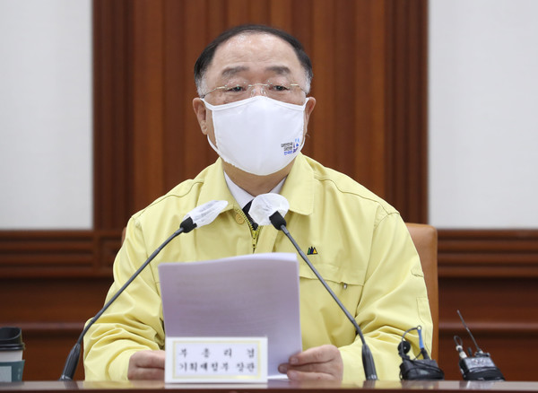 홍남기 경제부총리 겸 기획재정부 장관이 12일 오전 서울 종로구 정부서울청사에서 열린 제35차 비상경제 중앙대책본부(중대본) 회의에 참석해 발언하고 있다.2021.05.12 / 사진=[공동취재사진]