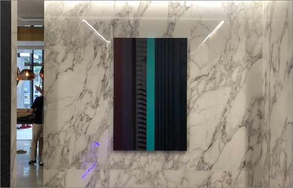 문정동 래미안 갤러리에 설치된 포스아트 적용 대형 액자형 스피커 모습.