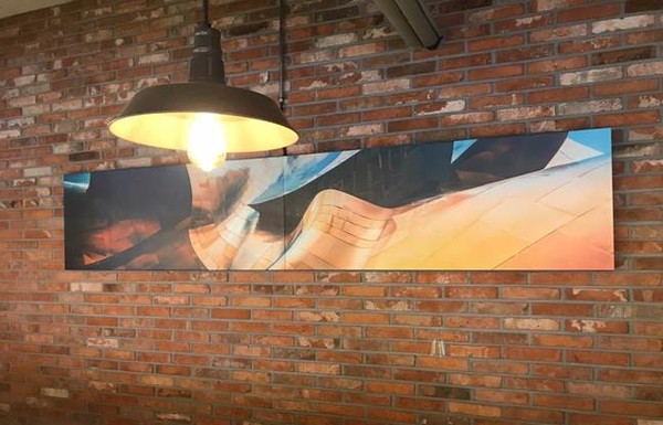 역삼동 포스코 체인지업 그라운드에 설치된 포스아트 적용 대형 액자형 스피커 모습.