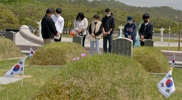 5·18민주화운동 41주기를 열흘 앞둔 8일 오전 광주 북구 운정동 국립5·18민주묘지에 참배객 발길이 이어지고 있다. 2021.05.08 / 사진=[뉴시스]