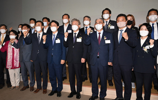 이재명(앞줄 오른쪽 네번째) 경기도지사와 조정식(다섯번째) 의원, 이종석(세번째) 전 통일부장관 등 민주평화광장 발기인들이 12일 오전 서울 마포구 서울미디어대학원대학교 상암연구센터에서 열린 민주평화광장 출범식에서 필승을 외치며 기념촬영을 하고 있다.2021.05.12 / 사진=[공동취재사진]