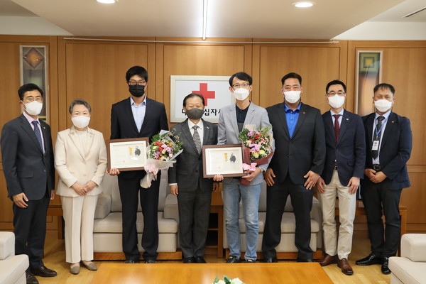 사진: 신희영 대한적십자사 회장이 12일, 서울 중구 서울사무소에서 대한적십자사 강원도지사 소속 안전강사 강병수 씨와 성영규 씨에게 회장표창을 수여했다.(사진 왼쪽부터 이건웅 대한적십자사 강원도지사 사무처장, 장예순 대한적십자사 부회장, 강병수 대한적십자사 강원도지사 수상안전강사, 신희영 대한적십자사 회장, 성영규 대한적십자사 강원도지사 응급처치강사, 정우섭 대한적십자사 강원도지사 수상안전강사, 정민희 대한적십자사 인도주의사업본부장, 최돈기 대한적십자사 강원도지사 RCY본부 과장)