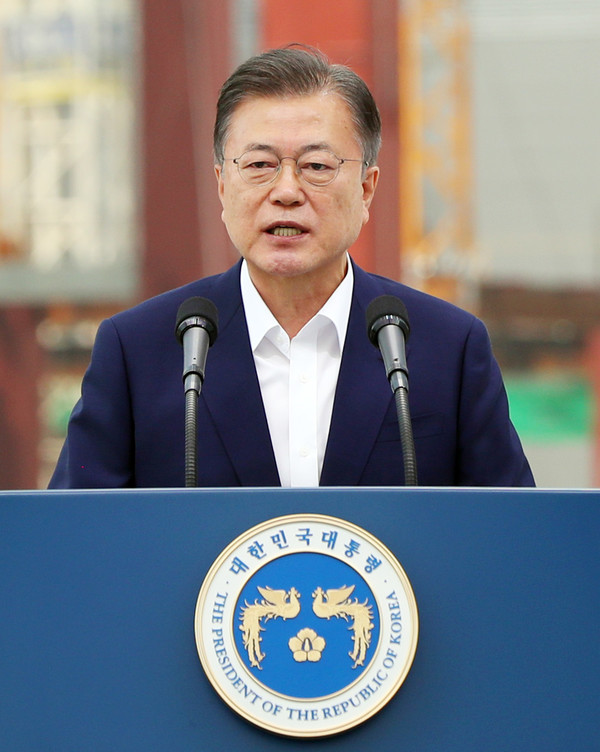 문재인 대통령이 13일 오후 경기 평택시 삼성전자 평택단지 3라인 건설현장에 마련된 야외무대에서 열린 'K-반도체 전략 보고'에 참석해 발언하고 있다. 2021.05.13 / 사진=[뉴시스]