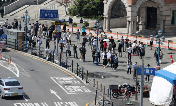코로나19 신규 확진자가 715명으로 보름 만에 최다를 기록한 13일 오전 서울 중구 서울역 광장 임시선별검사소에 시민들이 검사를 위해 줄을 서고 있다. 2021.05.13 / 사진=[뉴시스]