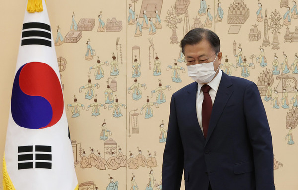 문재인 대통령이 12일 오전 청와대에서 천대엽 신임 대법관에게 임명장을 수여한 뒤 기념촬영을 위해 자리잡고 있다. 2021.05.12 / 사진=[뉴시스]