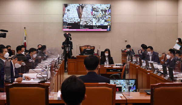 박준영 해양수산부장관 후보자가 4일 오전 서울 여의도 국회에서 열린 농림축산식품해양수산위원회의 해양수산부장관 후보자 인사청문회에 출석해 배우자의 '도자기 밀수입' 관련 질의에 답변하고 있다.2021.05.04 / 사진=[공동취재사진]
