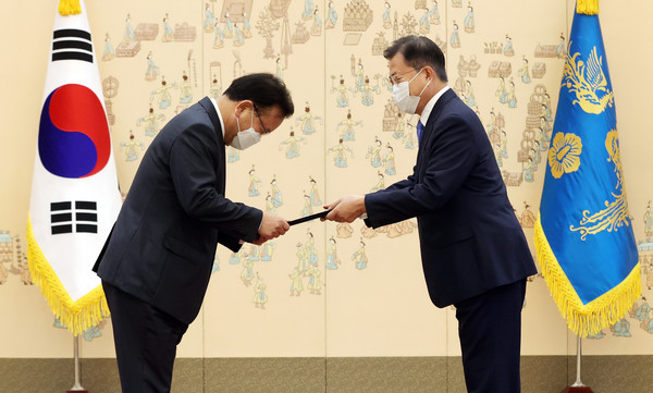 문재인 대통령이 14일 오전 청와대에서 김부겸 국무총리에게 임명장을 수여하고 있다. 2021.05.14 / 사진=[뉴시스]