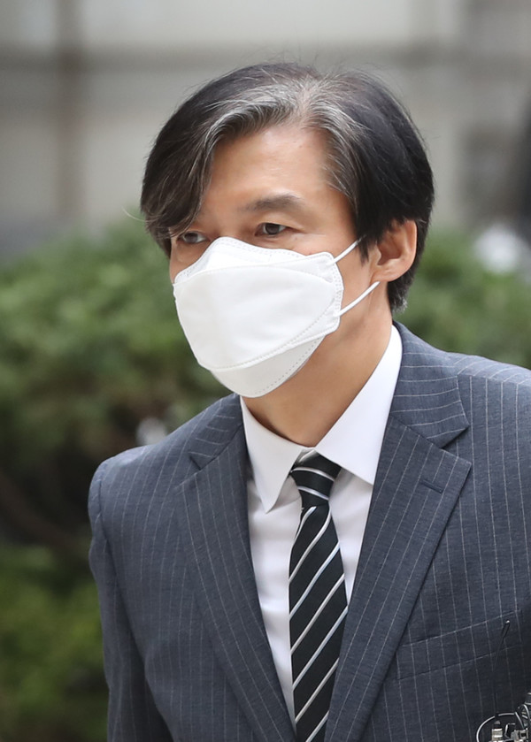 자녀 입시·사모펀드 비리와 유재수 전 부산시 경제부시장 감찰무마를 지시한 혐의로 기소된 조국 전 법무부장관이 20일 오후 공판에 출석하기 위해 서울 서초구 서울중앙지방법원으로 들어서고 있다. 2020.11.20 / 사진=[뉴시스]