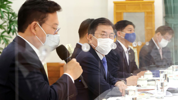 문재인 대통령이 14일 오전 청와대에서 열린 더불어민주당 지도부 초청 간담회에 참석해 송영길 대표의 발언을 듣고 있다. 2021.05.14 / 사진=[뉴시스]