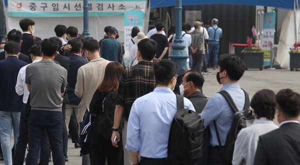 국내 신종 코로나바이러스 감염증(코로나19) 신규 확진자가 이틀 연속 700명대를 기록할 전망인 14일 오전 서울 중구 서울역 임시선별검사소를 찾은 시민들이 검사를 위해 줄을 서고 있다. 2021.05.14 / 사진=[뉴시스]