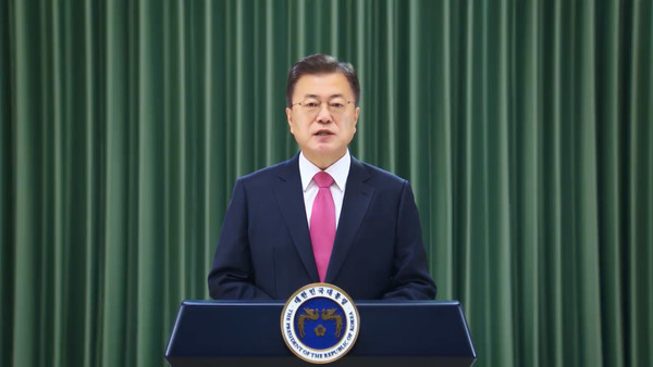 문재인 대통령이 15일 '제40회 스승의 날'을 맞아 영상을 통해 축사를 전하고 있다. 2021.05.15 / 사진=[청와대 제공]