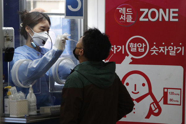 0시 기준 국내 코로나19 신규확진자가 525명 발생한 7일 서울 시내 한 보건소 코로나19 선별진료소에서 시민들이 검사를 받고 있다. 2021.05.07 / 사진=[뉴시스]