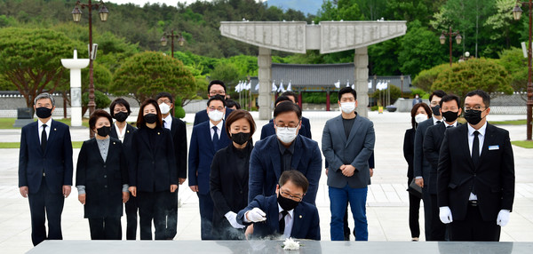 국민의힘 초선 의원들이 10일 오전 광주 북구 운정동 국립5·18민주묘지 참배를 하고 있다. 참배에는 김미애·김형동· 박형수·서정숙·윤주경·이영·이종성·조수진·조태용 의원과 김재섭(서울 도봉갑)·천하람(전남 순천·광양·곡성·구례갑) 당협위원장 등이 참석했다. 2021.05.10 / 사진=[뉴시스]