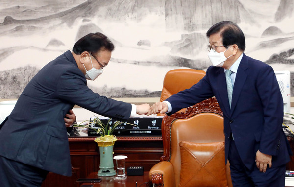 김부겸 국무총리가 17일 서울 여의도 국회에서 박병석 국회의장을 예방해 인사하고 있다.2021.05.17 / 사진=[공동취재사진]