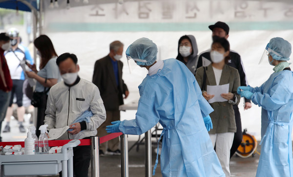 국내 신종 코로나바이러스 감염증(코로나19) 신규 확진자가 619명으로 사흘째 600명대를 보인 17일 오전 서울 중구 서울역 임시선별검사소를 찾은 시민들이 검사를 받기 위해 줄을 서고 있다. 2021.05.17 / 사진=[뉴시스]