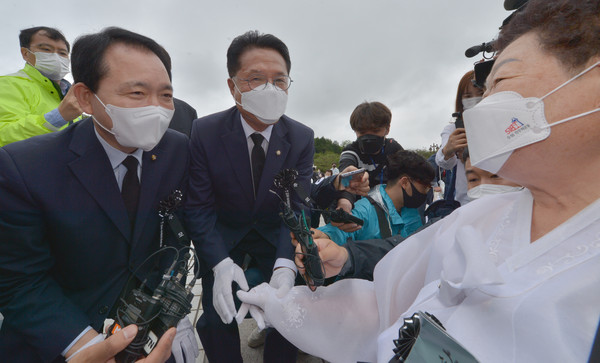 5·18민주화운동 41주기를 하루 앞둔 17일 광주 북구 운정동 국립 5·18민주묘지에서 열린 5·18민중항쟁 추모제에 참석한 국민의힘 (사진 왼쪽부터)성일종·정운천 의원이 유족을 만나 악수하고 있다. 2021.05.17 / 사진=[뉴시스]