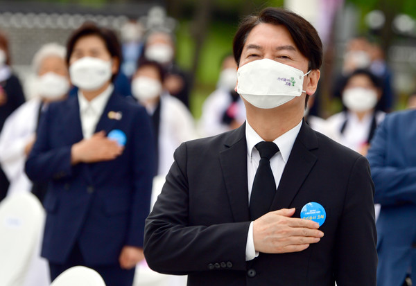 18일 오전 광주 북구 운정동 국립5·18민주묘지에서 '우리들의 오월'을 주제로 41주기 기념식이 열린 가운데 안철수 국민의당 대표가 국민의례를 하고 있다. 2021.05.18 / 사진=[뉴시스]