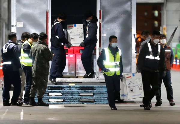 코로나19 화이자 백신 43만6000회분이 5일 새벽 인천국제공항 화물터미널에 도착해 운송 차량으로 옮겨지고 있다. 2021.05.05 / 사진=[뉴시스]
