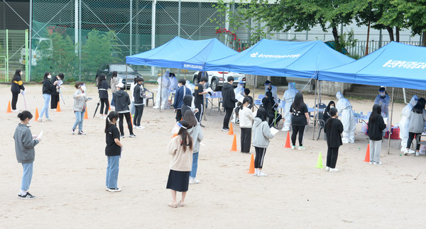 울산 남구 중학교 학생이 코로나19 확진판정을 받은 18일 오전 해당 중학교 임시 선별검사소에서 학생들이 코로나19 검사를 받기위해 대기하고 있다. 2021.05.018 / 사진=[뉴시스]