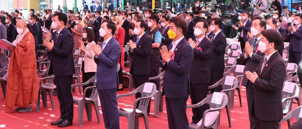 더불어민주당 송영길(왼쪽부터) 대표, 국민의힘 김기현 대표 권한대행 겸 원내대표, 정의당 여영국 대표, 국민의당 안철수 대표가 19일 서울 종로구 조계사에서 열린 불기 2565년 부처님 오신 날 봉축법요식에 참석해 합장하고 있다.2021.05.19 / 사진=[공동취재사진]