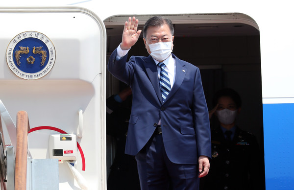 문재인 대통령이 19일 오후 경기 성남시 서울공항에서 한미 정상회담 참석차 출국하기 위해 전용기에 탑승하며 손을 흔들고 있다. 2021.05.19 / 사진=[뉴시스]