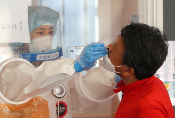 코로나19 신규 확진자수가 다시 600명대로 올라선 19일 오전 서울 중구 서울역 광장에 마련된 코로나19 임시선별진료소를 찾은 한 시민이 검사를 받고 있다. 2021.05.18 / 사진=[뉴시스]