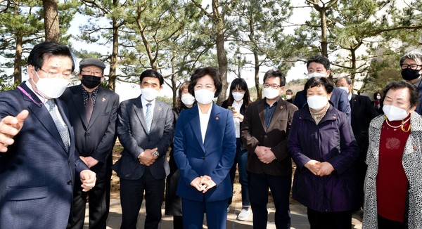 추미애 전 법무부 장관이 17일 오후 제주시 봉개동 4·3평화공원에서 행방불명인 묘지를 둘러 보고 있다. 2021.03.17 사진=[뉴시스]