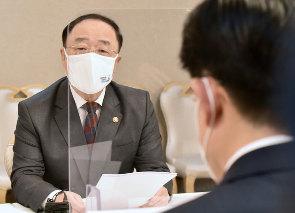 홍남기 경제부총리 겸 기획재정부 장관이 20일 오전 서울 종로구 정부서울청사 국무위원식당에서 열린 제22차 부동산시장 점검 관계장관회의에 참석해 발언하고 있다.2021.05.20 / 사진=[공동취재사진]