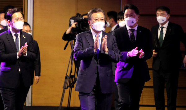 문재인 대통령이 최태원 대한상공회의소 회장, 성윤모 산업통상자원부 장관과 함께 31일 오전 서울 중구 대한상공회의소에서 열린 제48회 상공의 날 기념식에 참석하고 있다. 2021.03.31 / 사진=[뉴시스]