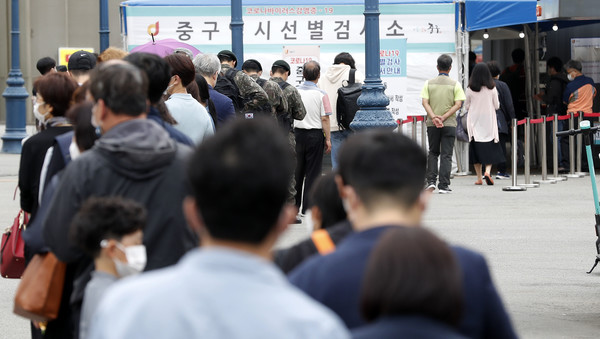 코로나19 신규 확진자가 646명으로 집계된 20일 서울역 광장에 마련된 중구 임시 선별검사소에서 시민들이 검사를 받기 위해 기다리고 있다. 2021.05.20 / 사진=[뉴시스]