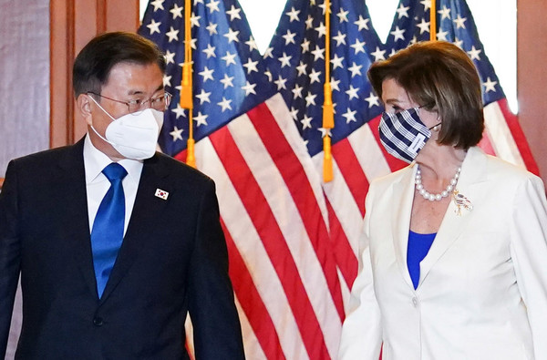 문재인 대통령이 20일 오후(현지시간) 미국 워싱턴 국회의사당을 방문해 낸시 펠로시 미국 연방하원의회 의장과 간담회에 앞서 기념촬영을 한 후 이동하고 있다. 2021.05.21 / 사진=[뉴시스]