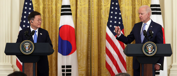 문재인 대통령이 21일 오후(현지시간) 미국 워싱턴 백악관 이스트룸에서 조 바이든 미국 대통령과 공동기자회견을 하고 있다. 2021.05.22 / 사진=[뉴시스]