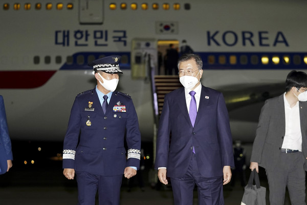 방미 일정을 마치고 귀국한 문재인 대통령이 23일 오후 경기 성남시 서울공항에 도착해 전용기에서 내려와 김현수 공군 15비행단장의 경례를 받은 후 함께 이동하고 있다. 2021.05.23 / 사진=[뉴시스]