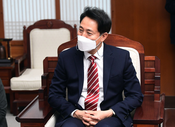 오세훈 서울시장이 17일 오후 서울 종로구 한국불교역사문화기념관에서 조계종 총무원장 원행 스님을 예방하고 있다.2021.05.17 / 사진=[공동취재사진]