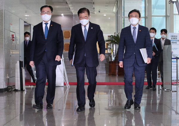 정의용(가운데) 외교부 장관, 문승욱(왼쪽) 산업통상자원부 장관, 권덕철 보건복지부 장관이 25일 오전 서울 종로구 외교부 합동브리핑룸에서 열리는 한미정상회담 결과 정부 합동 온라인 브리핑에 참석하기 위해 이동하고 있다. 2021.05.25 / 사진=[뉴시스]